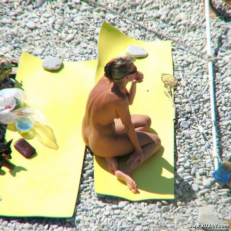 Mature blonde sitting topless in the shade - Photo #176940