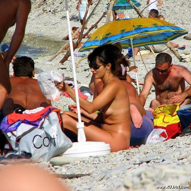 Mature blonde sitting topless in the shade - Photo #176942