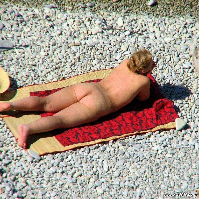 Mature blonde sitting topless in the shade - Photo #176944
