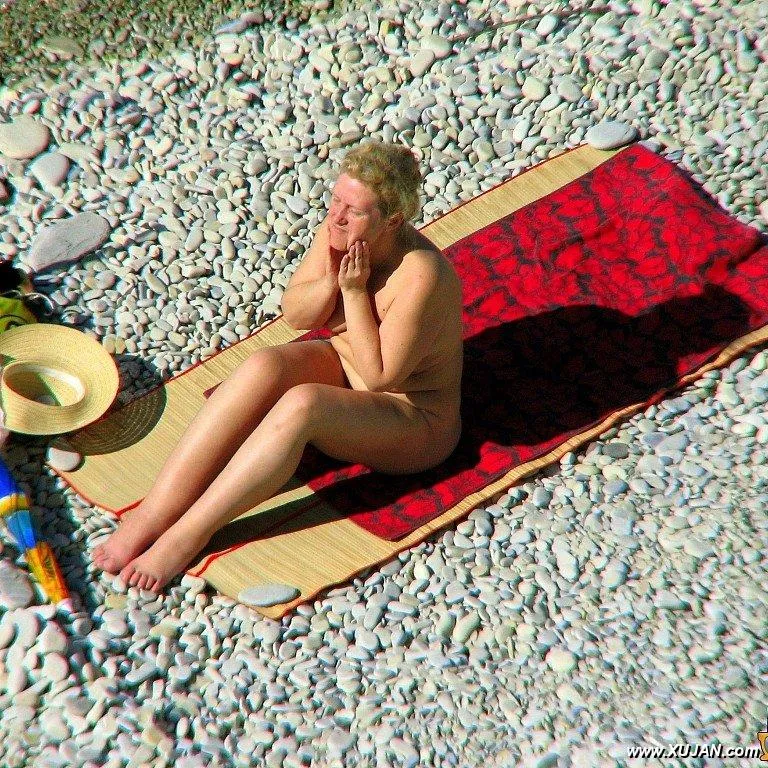Mature blonde sitting topless in the shade - Photo #176945