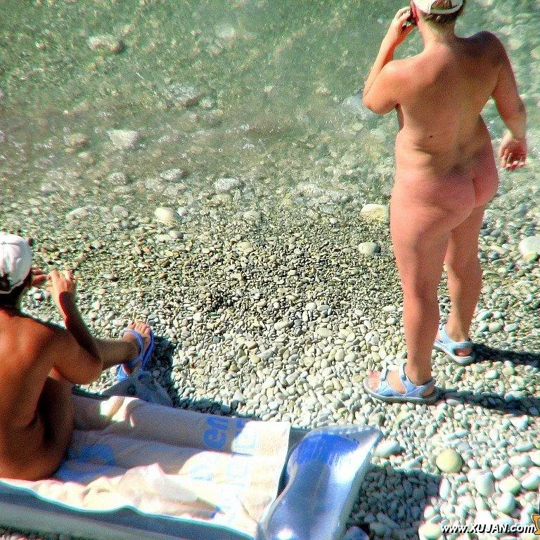 Beautiful blonde gets naked out of the water - Photo #180420