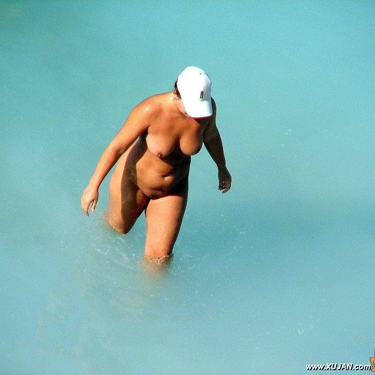 Beautiful blonde gets naked out of the water - Photo #180424