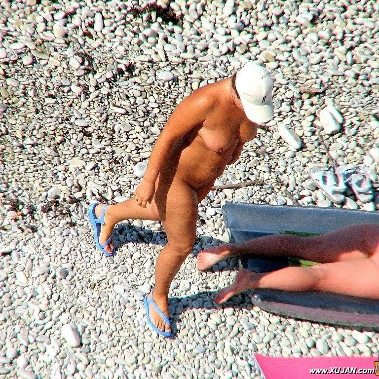 Beautiful blonde gets naked out of the water - Photo #180426