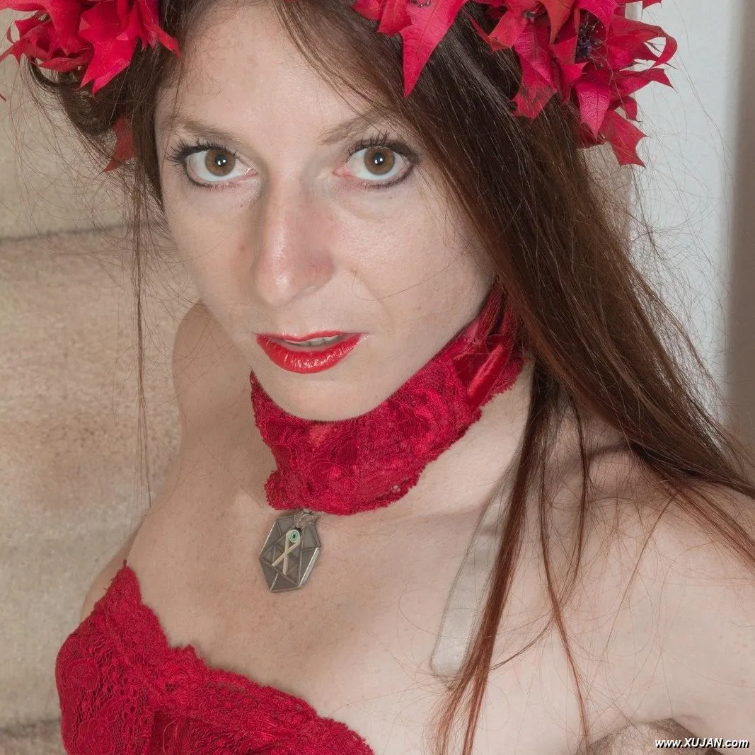 Evane Nordstern strips naked on her staircase - Photo #181877