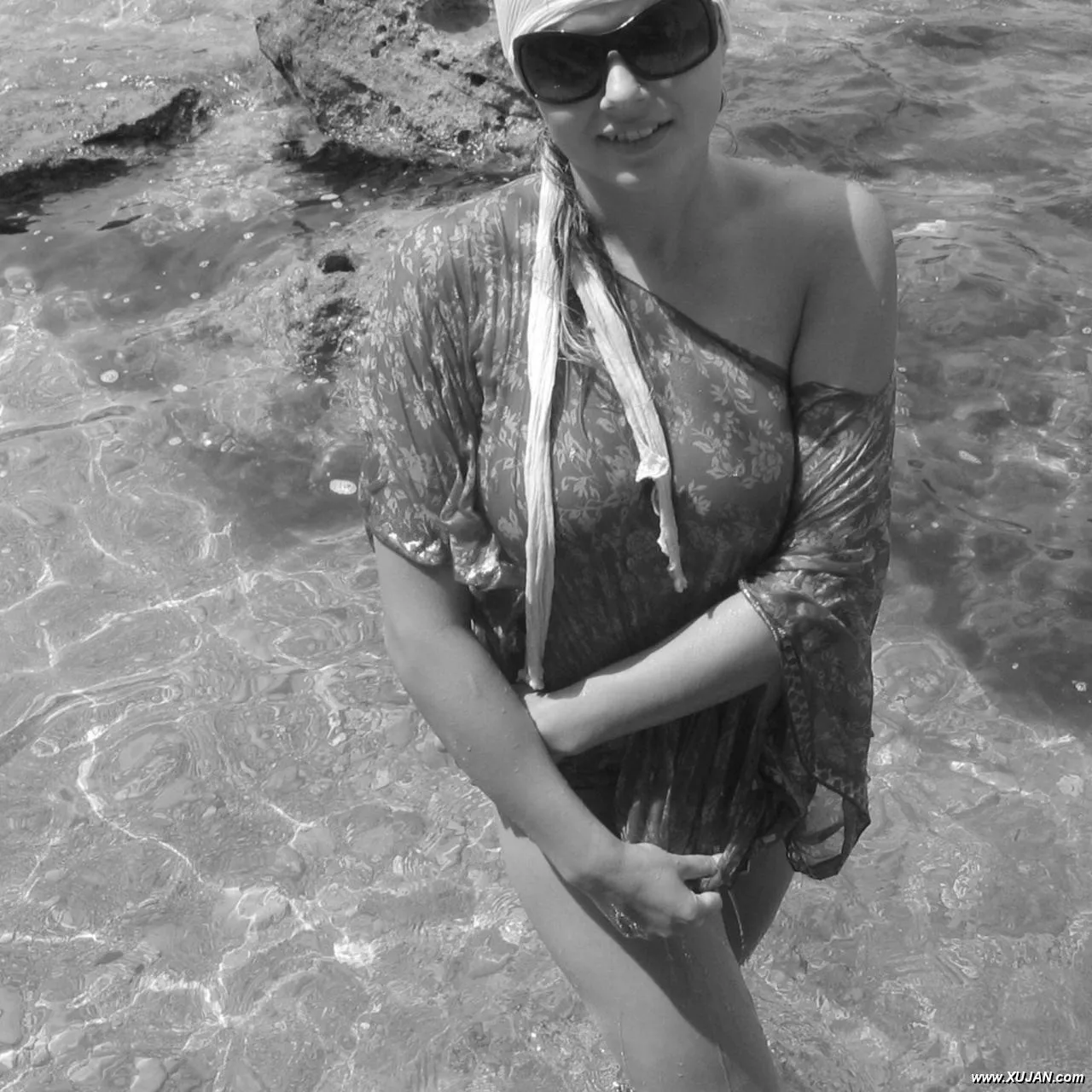 She loves to show her firm tits on the beach - Photo #183243
