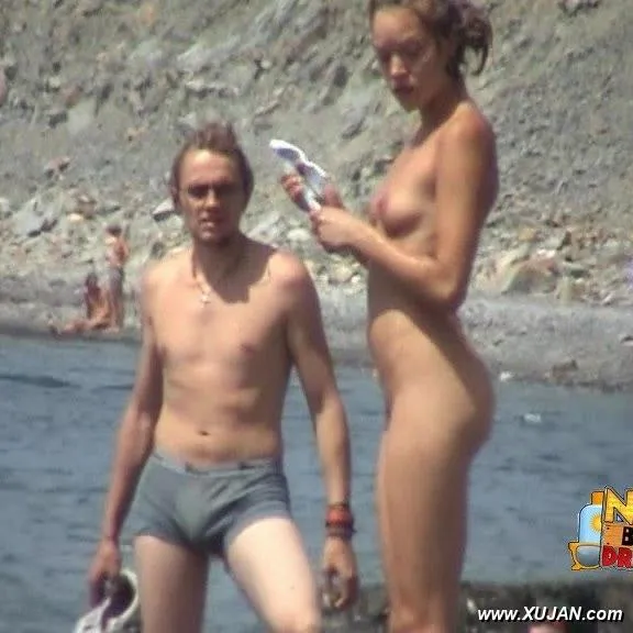 Hot and naked tourist girl explores the seaside - Photo #184859
