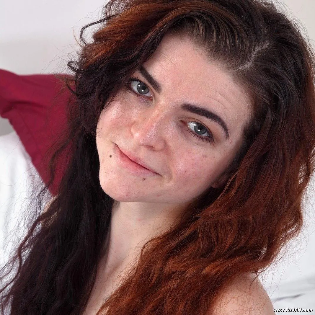 Scarlet Contemptress strips nude in her bedroom - Photo #185094