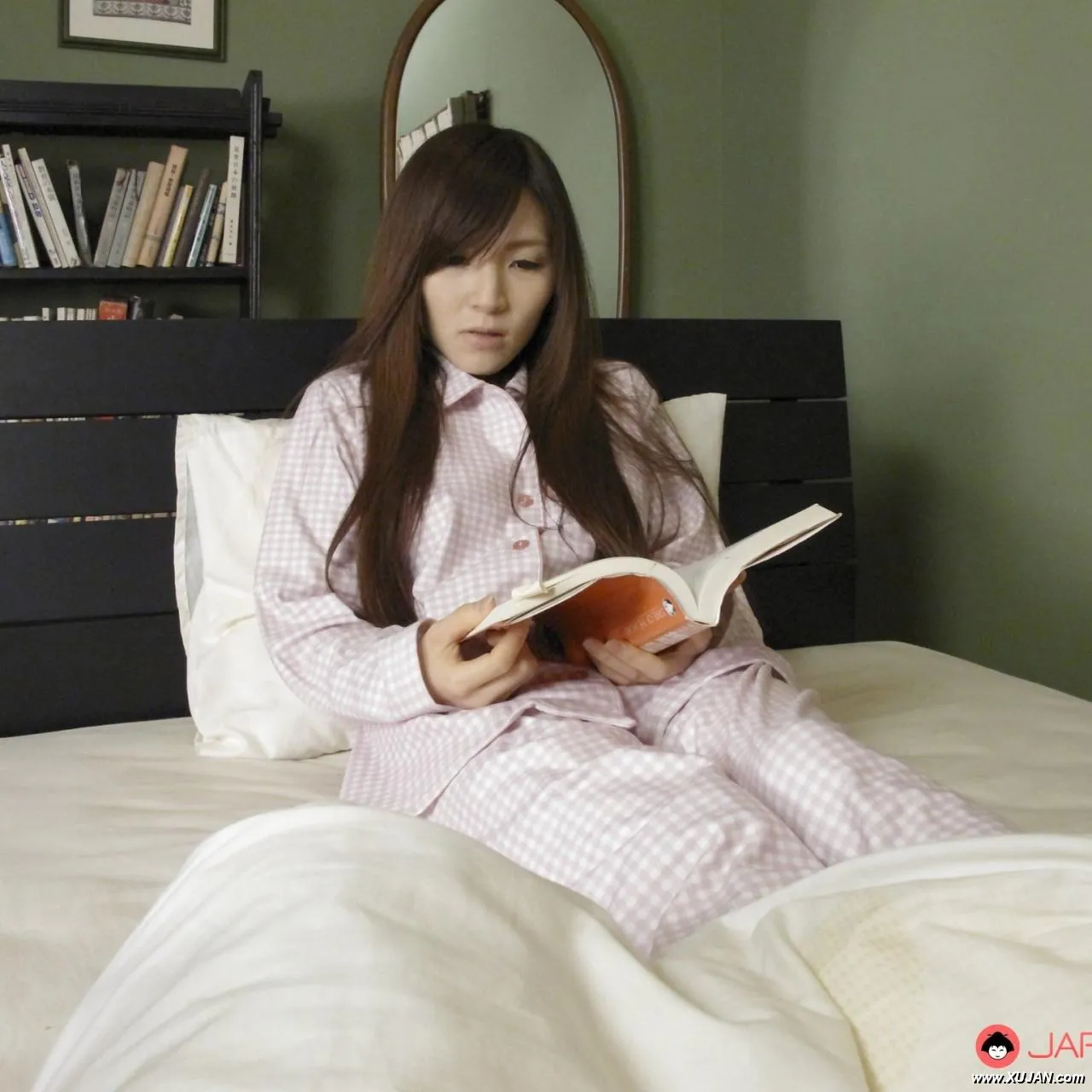 Hitomi Tsukishiro gets horny and uses toy on her pussy before sleep - Photo #185152