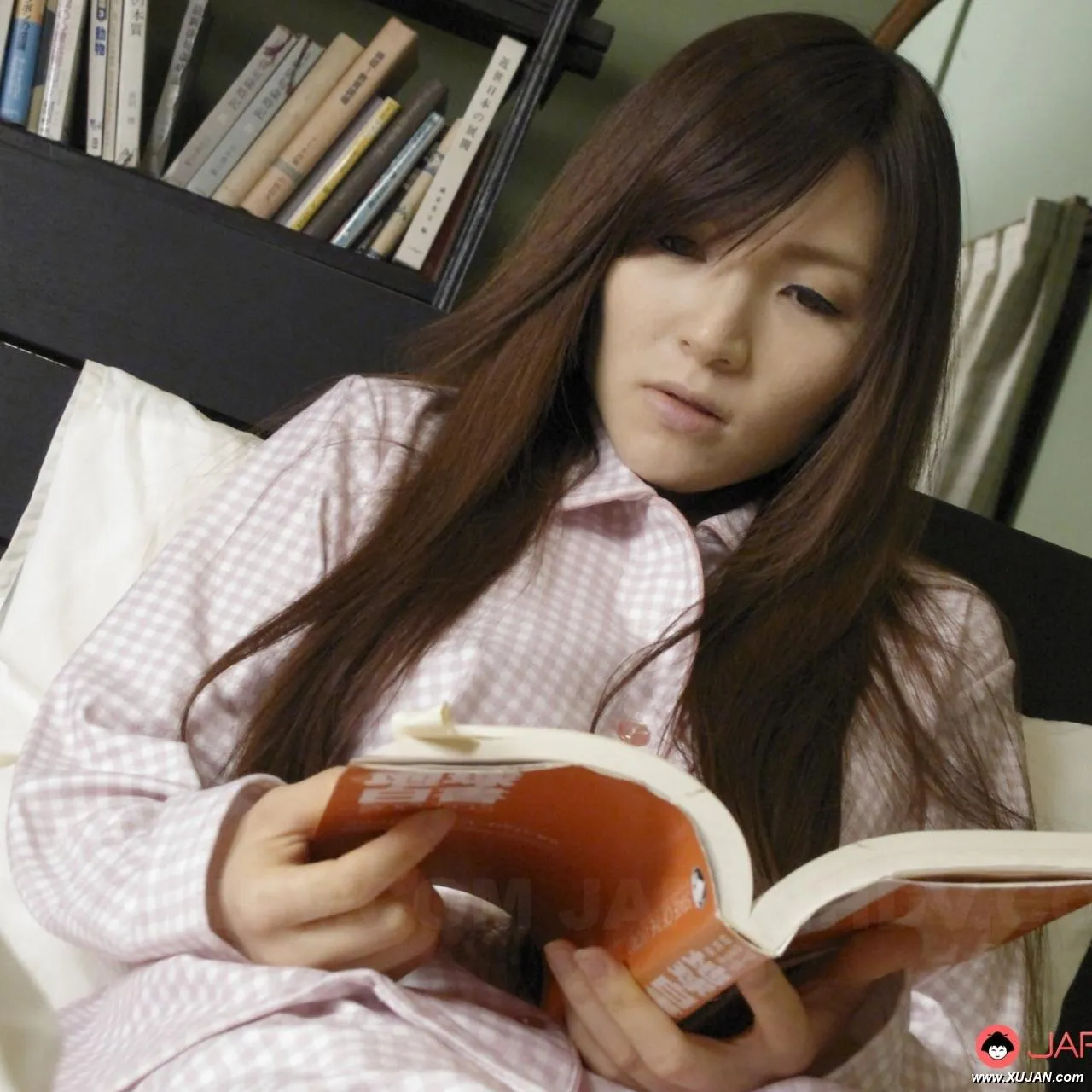 Hitomi Tsukishiro gets horny and uses toy on her pussy before sleep - Photo #185153