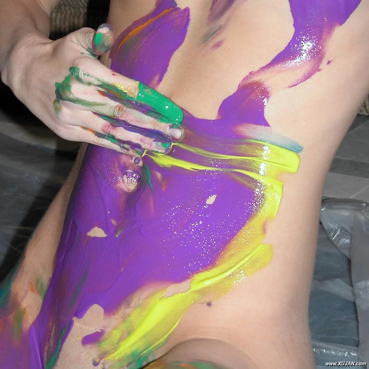 Cute college girl Summer gets erotic with body painting - Photo #189543