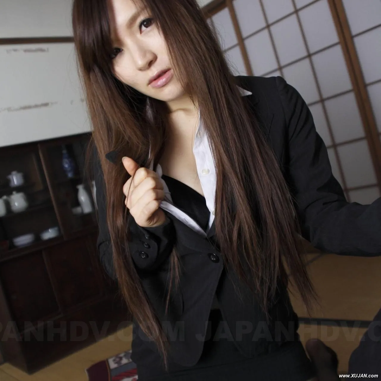 Hitomi Tsukishiro is so sensual while posing in office outfit outdoor - Photo #190117