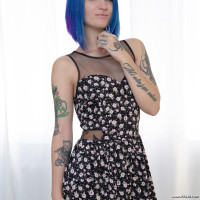 Bluehaired tattooed babe opens three holes for a fuck