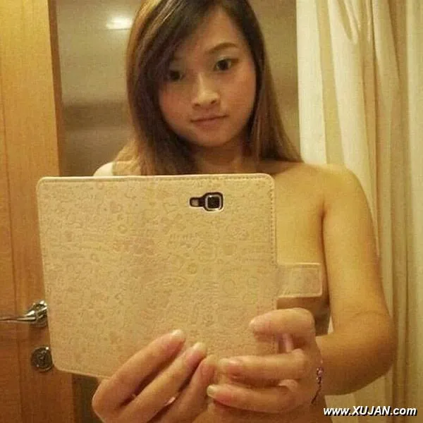 Horny teen babe likes to show her hairy pussy - Photo #191107