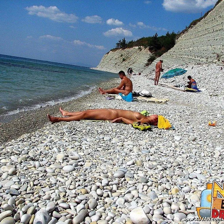 Sexy babe suntans her sweet pussy in public - Photo #191934
