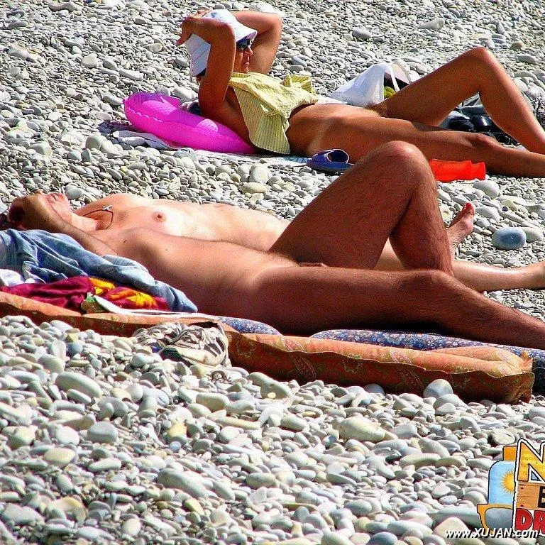 Sexy babe suntans her sweet pussy in public - Photo #191936