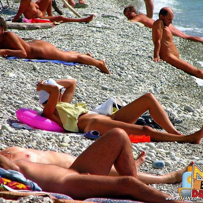 Sexy babe suntans her sweet pussy in public - Photo #191937