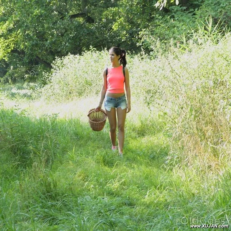 Excited lovers fuck hard on green grass - Photo #193090