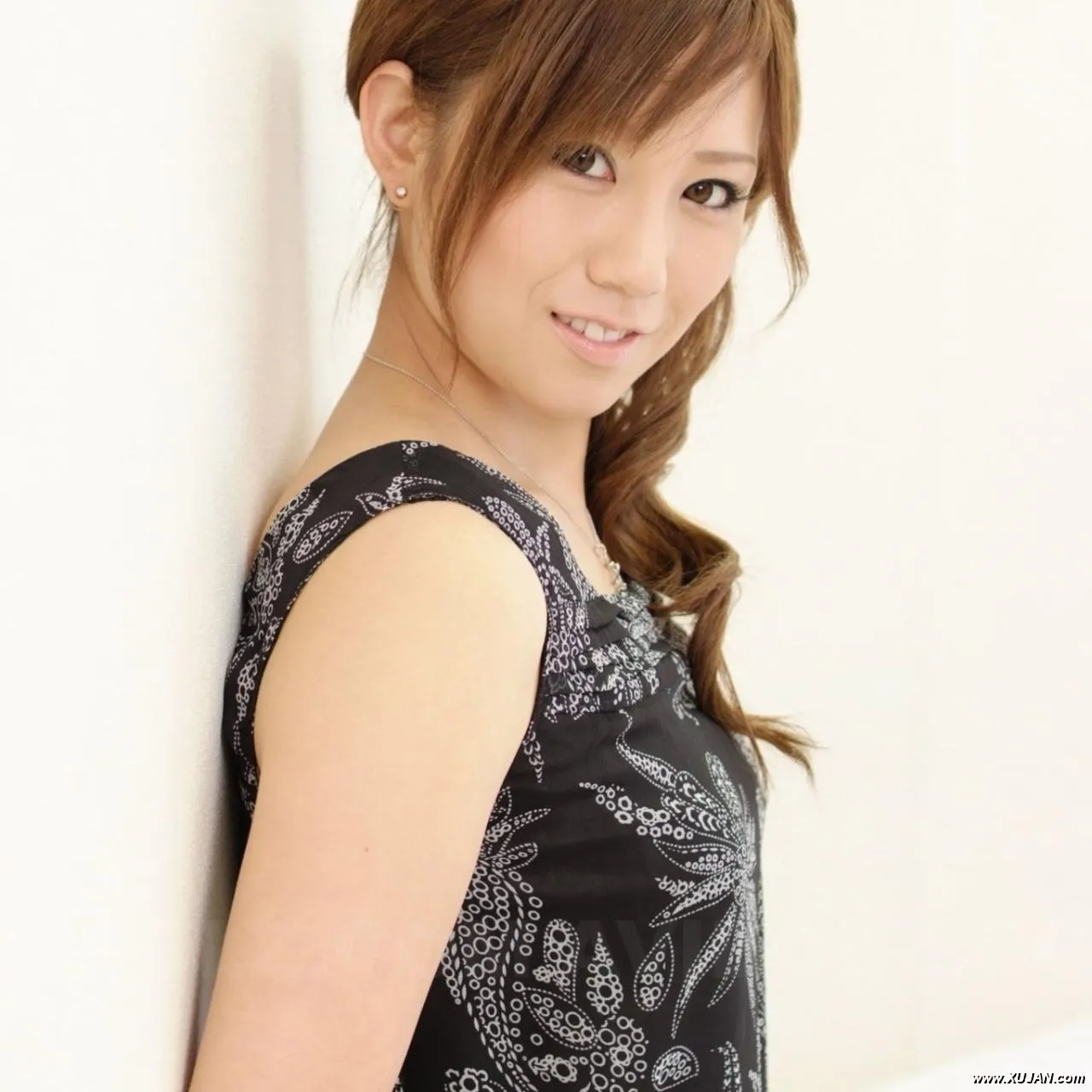 Riru Ozawa is fucked with vibrator and finger while having tit sucked - Photo #193154