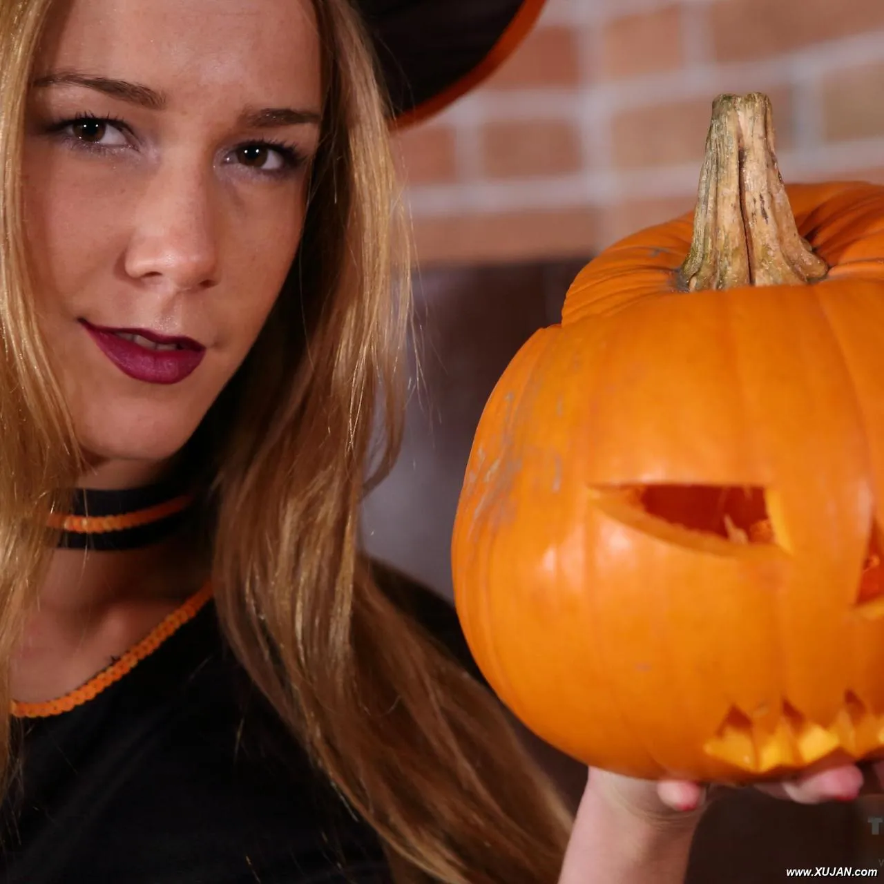 Naughty Minx Has Special Sex Treat for Halloween - Photo #193370