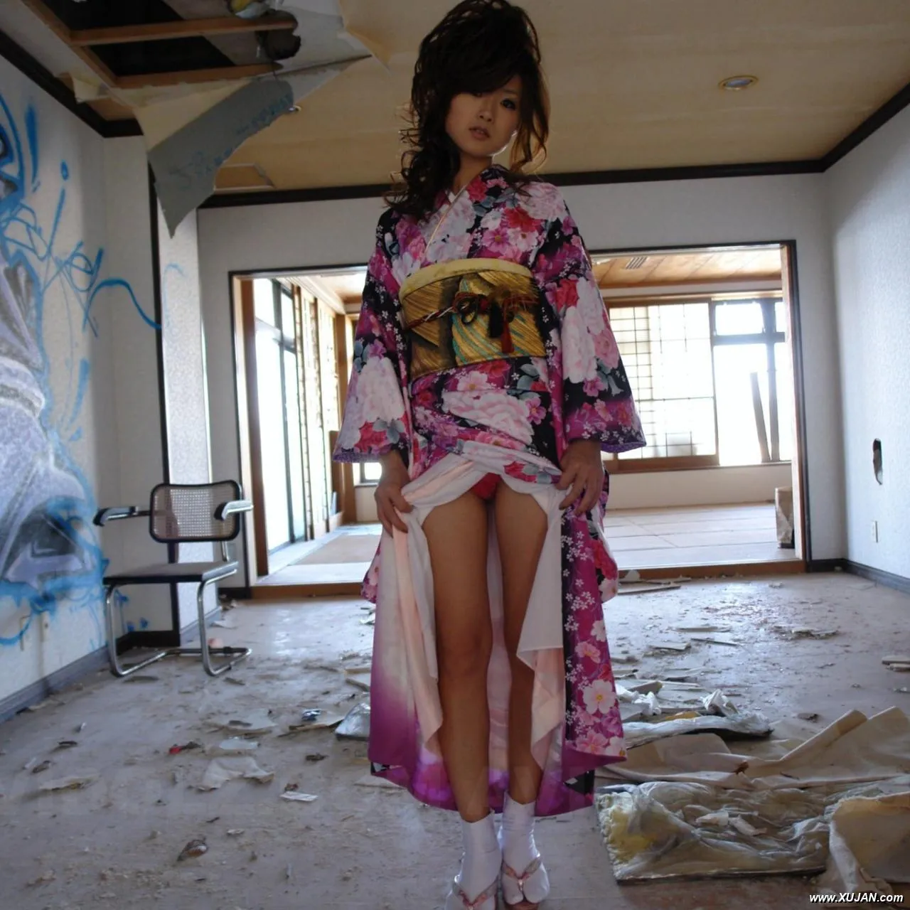 Asian Chiaki undresses kimono and shows her body in abandoned place - Photo #196995