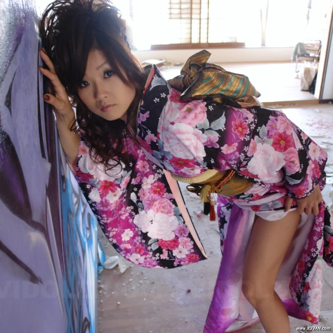 Asian Chiaki undresses kimono and shows her body in abandoned place - Photo #196997