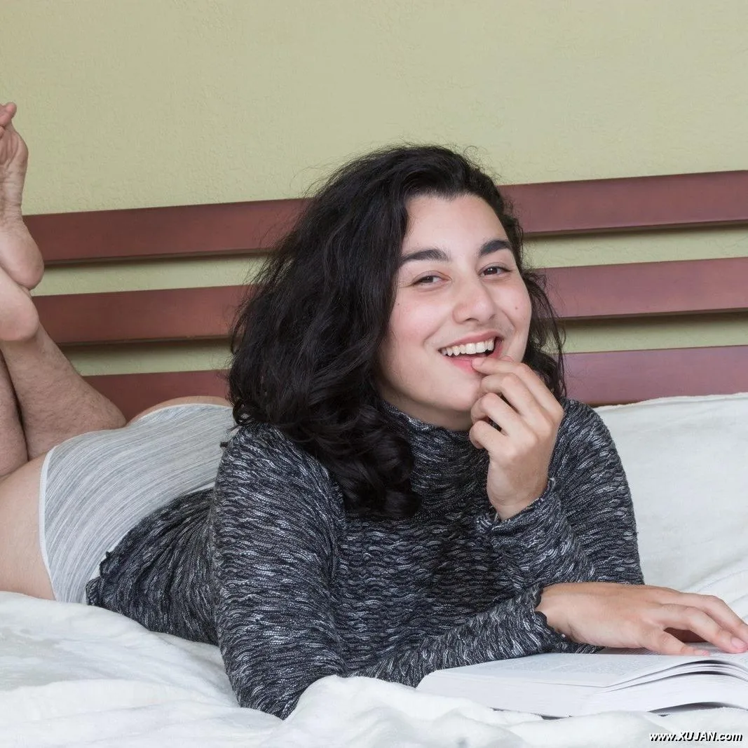 Wara shows her naturally hairy body in her bedroom - Photo #197809