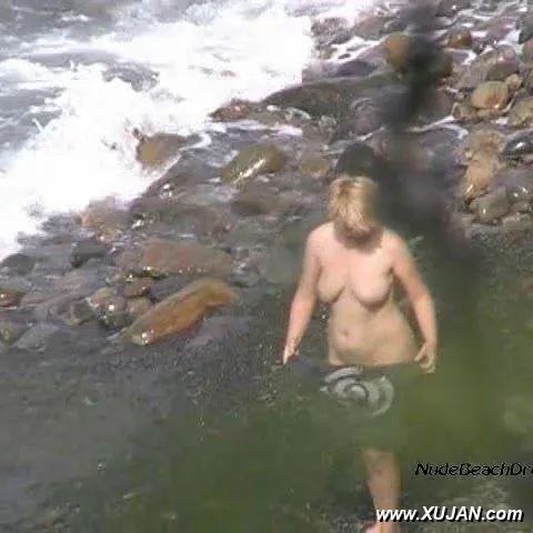 Shorthaired amateur wife takes everything off by the sea - Photo #198948