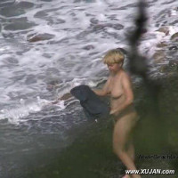 Shorthaired amateur wife takes everything off by the sea