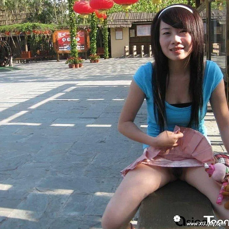 Enjoy a sensual striptease of this creative brunette in public - Photo #200424