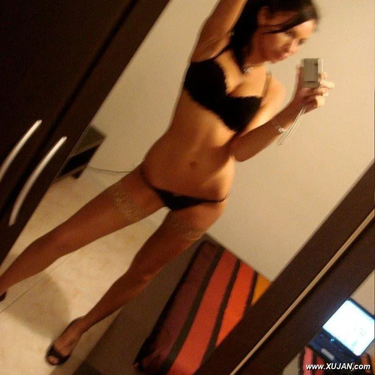 Very sexy babe making pics of herself at home - Photo #212179