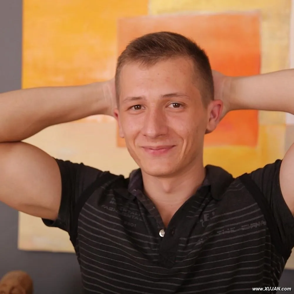 Martin Sanders kisses his bicep and cums on his stomach - Photo #214593