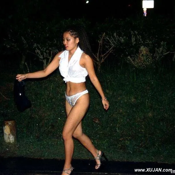 Exhibitionist wife flashing outdoor - Photo #220025