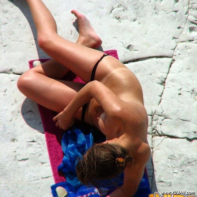 Sexy naked girls enjoing hot sun at the beach - Photo #223099