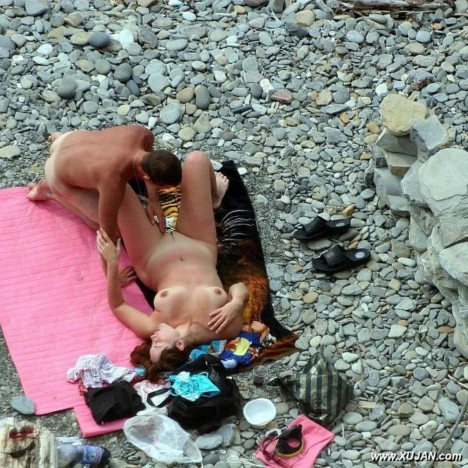 Lucky guy playing with gfs pussy on the publick beach - Photo #223987