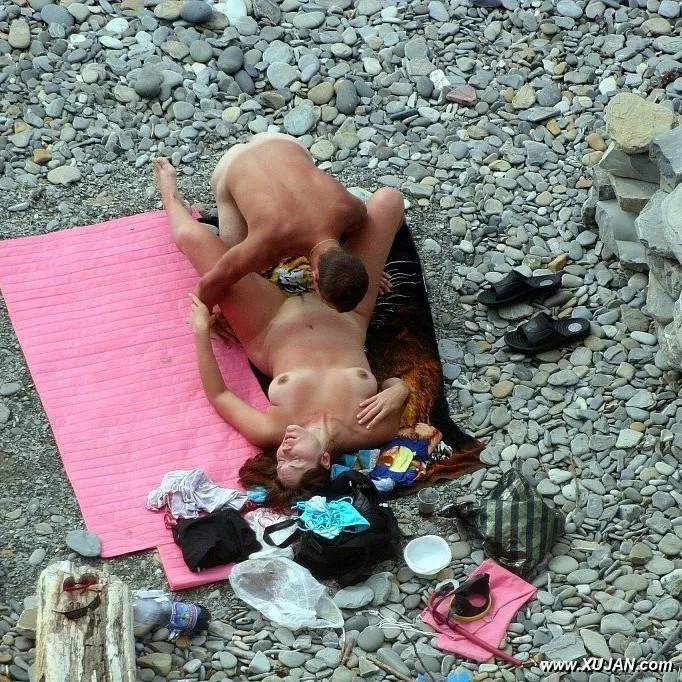 Lucky guy playing with gfs pussy on the publick beach - Photo #223989