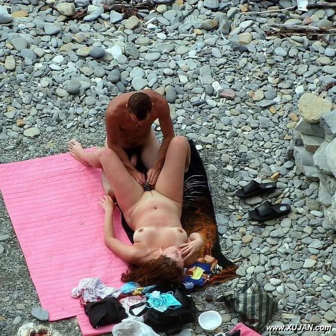 Lucky guy playing with gfs pussy on the publick beach - Photo #223990