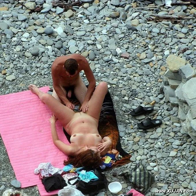 Lucky guy playing with gfs pussy on the publick beach - Photo #223991