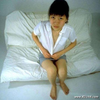 Asian amateur teen opens her pussy
