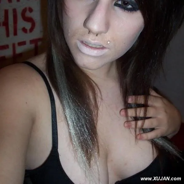 Alternative chicks show fine tight bodies - Photo #228141