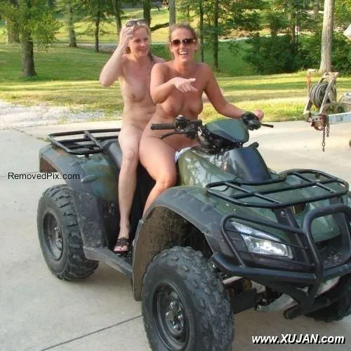 Heavychested honey posing sleazy - Photo #229271