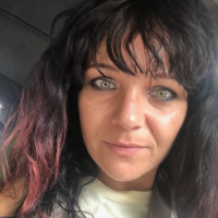 dumb white bitch lookin stupid