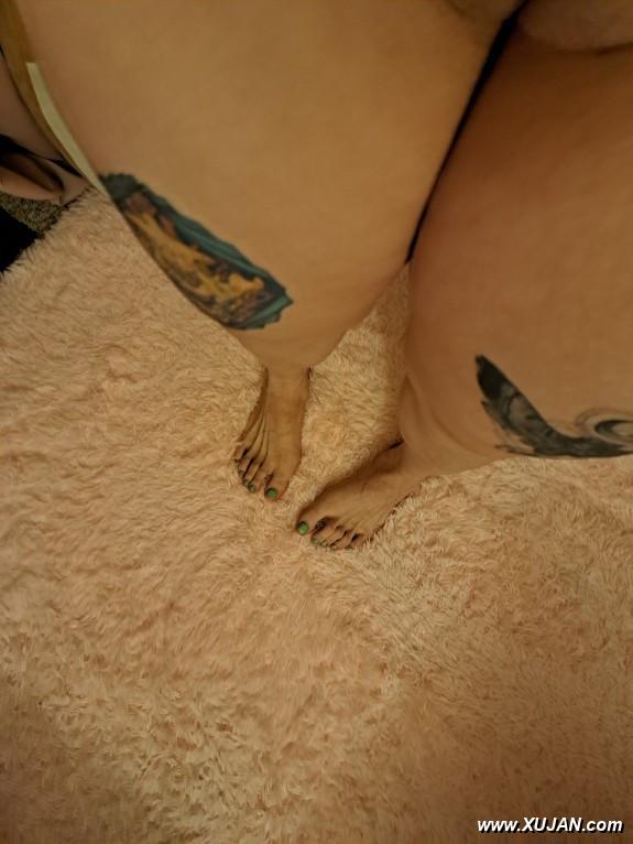 Tattooed goddess shows you her feet - Photo #239033