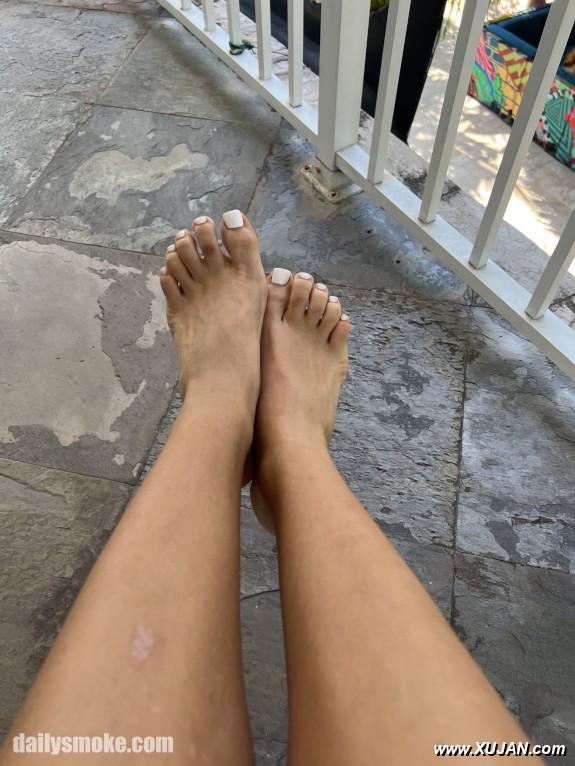 Luna Luxe Barefeet On The Balcony - Photo #240605