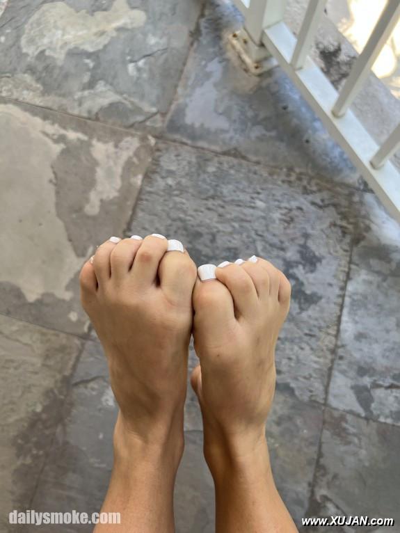 Luna Luxe Barefeet On The Balcony - Photo #240606