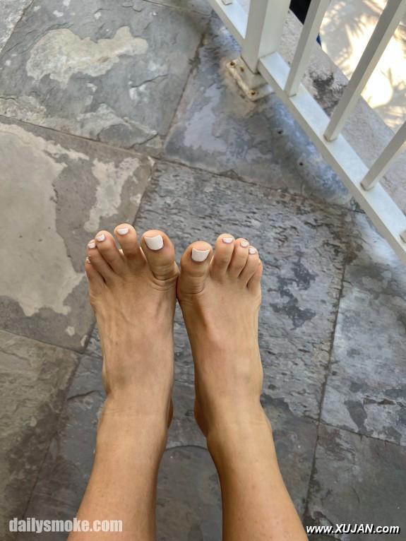 Luna Luxe Barefeet On The Balcony - Photo #240607