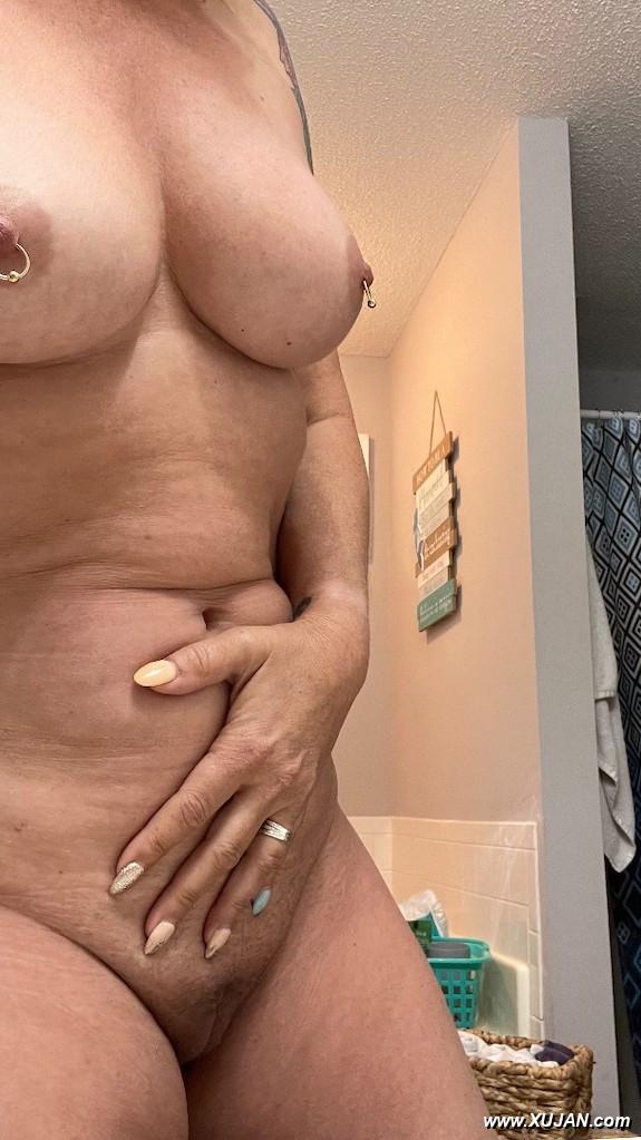 Just a lonely wife sharing what her husband ignores - Photo #240806