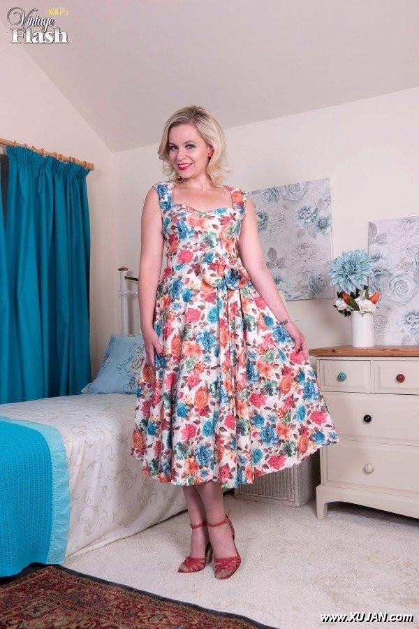 Join nyloned Anna Belle for a nice wank - Photo #241731