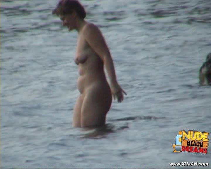 Lovely brunette with big tits likes to get wet - Photo #242082
