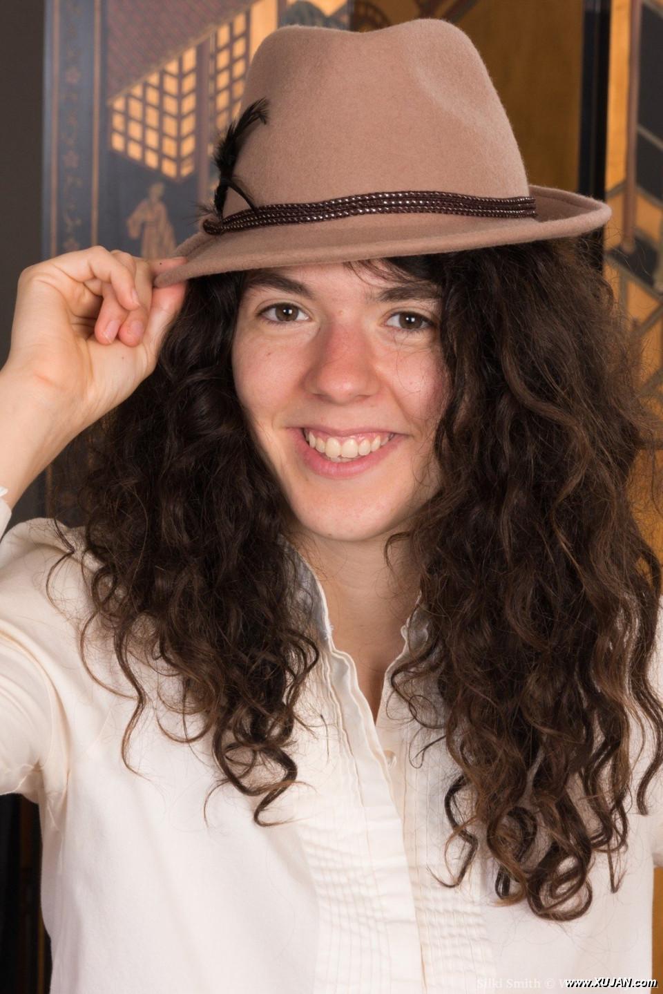 Sliki Smith strips off her new hat and clothes - Photo #242259