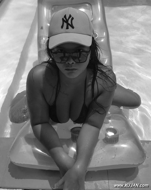 Relaxing at pool - Photo #243262